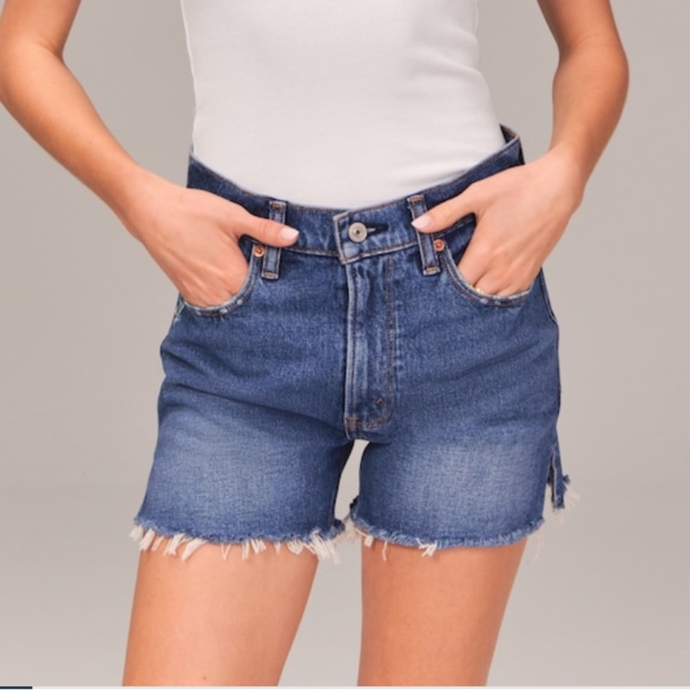 NWT!! Abercrombie The Mom Short 4 Inch High Rise Jean Short Size 14 32”
